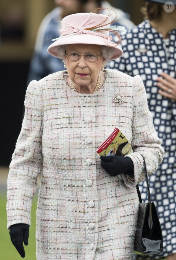 La reine Elisabeth II d'Angleterre assistant aux courses Dubai duty free springs au champ de courses de Newbury, le 21 avril 2017, le jour de son 91ème anniversaire.