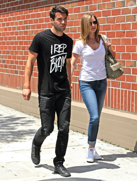 Exclusif - Joshua Bowman et sa petite amie Emily VanCamp se promènent main dans la main à Beverly Hills, le 8 mai 2014.