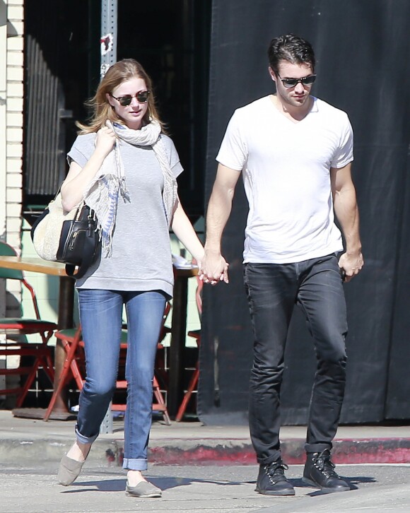 Emily VanCamp et son petit ami Joshua Bowman se promènent main dans la main après avoir été déjeuner à Los Feliz, le 10 février 2014.