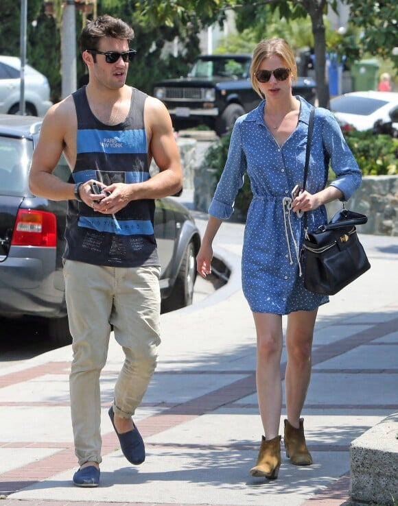 Exclusif - Emily VanCamp et Joshua Bowman dejeunent au restaurant « The Hollywood Cafe » a Hollywood, le 4 mai 2013
