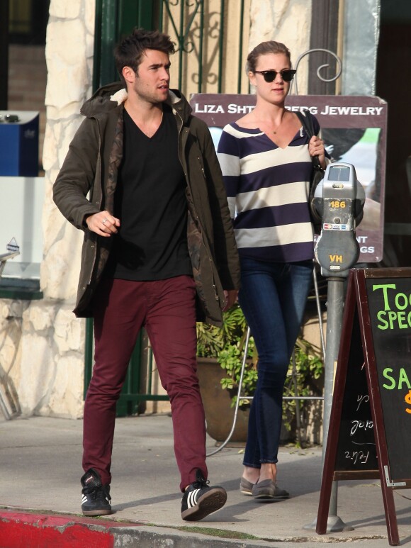 Emily VanCamp et son petit ami Joshua Bowman vont dejeuner a Los Feliz, le 9 janvier 2013.