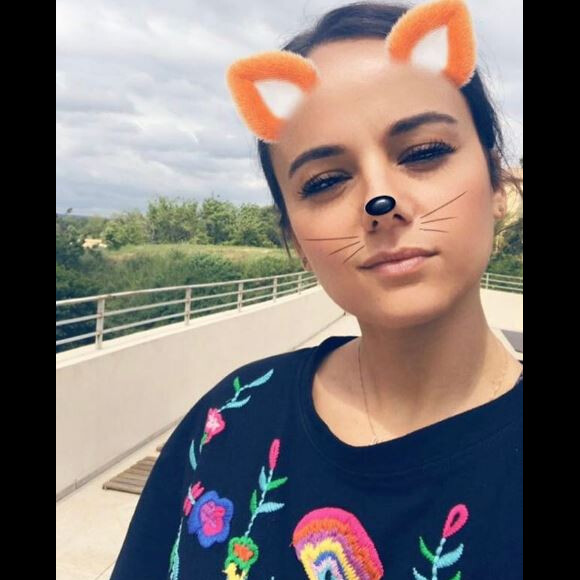 Alizée publie une photo sur Instagram avant une séance de dédicaces à Albi le 12 mai 2017.