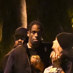 Kylie Jenner et Travis Scott se promènent dans les rues de Miami le 7 mai 2017