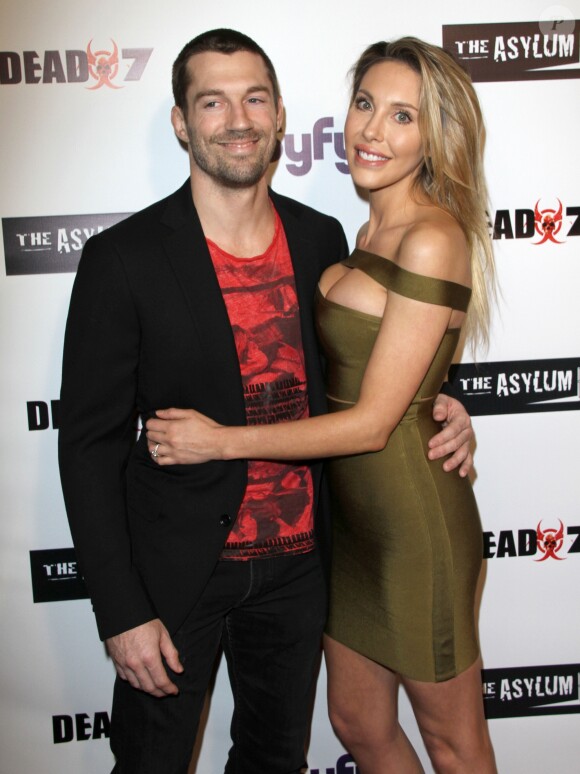 James Driskill et sa compagne Chloe Lattanzi (fille de Olivia Newton-John)  à la Première du film "Syfy's 'Dead 7" à Los Angeles le 1er avril 2016.