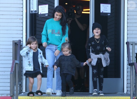 Kourtney Kardashian et Scott Disick sont allés faire du bowling avec leurs enfants Mason, Penelope et Reign à Calabasas, le 13 avril 2017