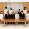 La princesse Masako, le prince Naruhito, leur fille, la princesse Aiko (2eme rang Gauche), l'empereur Akihito et l'impératrice Michiko, le prince Fumihito d'Akishino, la princesse Kiko, et leurs enfants, de gauche à droite au 2eme rang, la princesse Mako, le prince Hisahito et la princesse Kako - Photo officielle de la famille impériale du Japon pour la nouvelle année 2017 prise le 28 novembre 2016.
