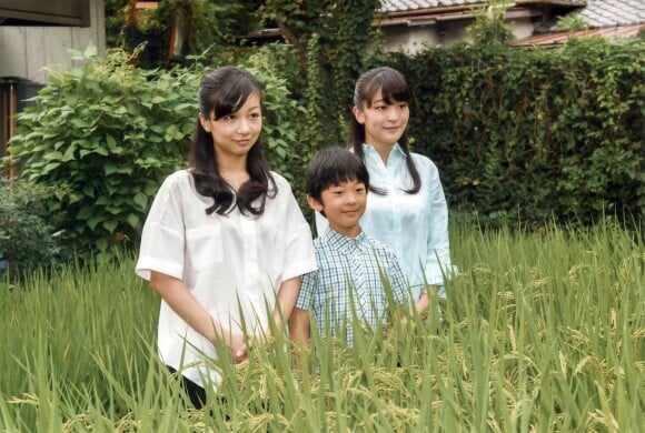 La princesse Mako (à droite) et la princesse Kako d'Akishino avec leur frère le prince Hisahito pour son 10e anniversaire, chez eux au palais d'Akasaka à Tokyo, Japon, le 10 août 2016.