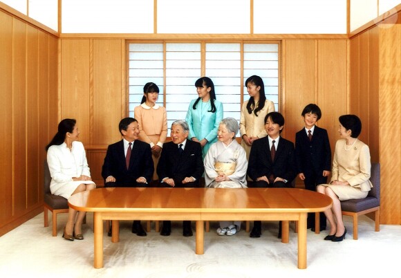La famille impériale du Japon lors d'une séance photographique de famille pour la nouvelle année au palais impérial à Tokyo, le 1er janvier 2016. L'empereur du Japon Akihito (3ème à gauche), l'impératrice Michiko (4ème à gauche)et le reste de la famille la princesse héritière Masako, le prince héritier Naruhito, le prince Akishino, le prince Hisahito, la princesse Kiko, (2d rang) la princesse Aiko, la princesse Mako et la princesse Kako.