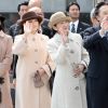 La princesse Kako et la princesse Mako avec leurs parents la princesse Kiko et le prince Fumihito d'Akishino le 28 février 2017 à Tokyo lors du départ du couple impérial du Vietnam après sa visite officielle.