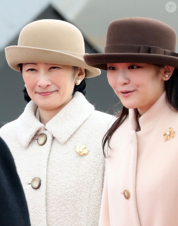 La princesse Kiko et sa fille la princesse Mako d'Akishino le 28 février 2017 à Tokyo lors du départ du couple impérial du Vietnam après sa visite officielle.