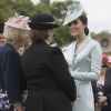 Kate Middleton, duchesse de Cambridge, discute avec des invités lors de la première garden party de 2017 dans les jardins du palais de Buckingham, le 16 mai 2017 à Londres.