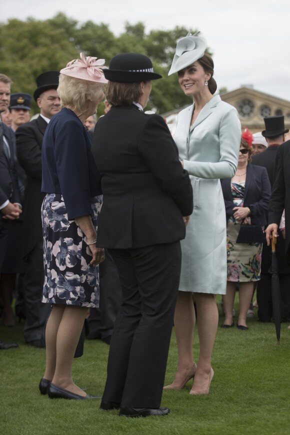 Kate Middleton, duchesse de Cambridge, discute avec des invités lors de la première garden party de 2017 dans les jardins du palais de Buckingham, le 16 mai 2017 à Londres.
