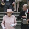 La reine Elizabeth II et le duc d'Edimbourg lors de la première garden party de 2017 dans les jardins du palais de Buckingham, le 16 mai 2017 à Londres.
