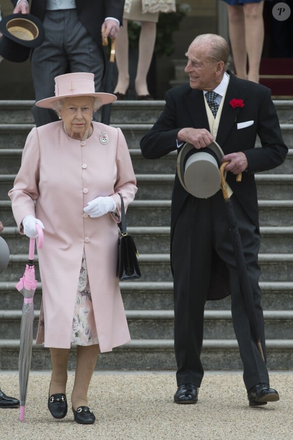 La reine Elizabeth II et le duc d'Edimbourg lors de la première garden party de 2017 dans les jardins du palais de Buckingham, le 16 mai 2017 à Londres.