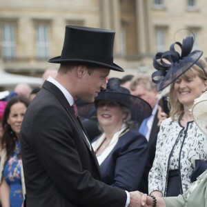 Le prince William salue des invités lors de la première garden party de 2017 dans les jardins du palais de Buckingham, le 16 mai 2017 à Londres.