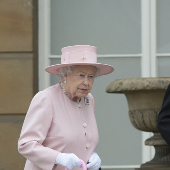 La reine Elizabeth II lors de la première garden party de 2017 organisée dans les jardins du palais de Buckingham, le 16 mai 2017 à Londres.