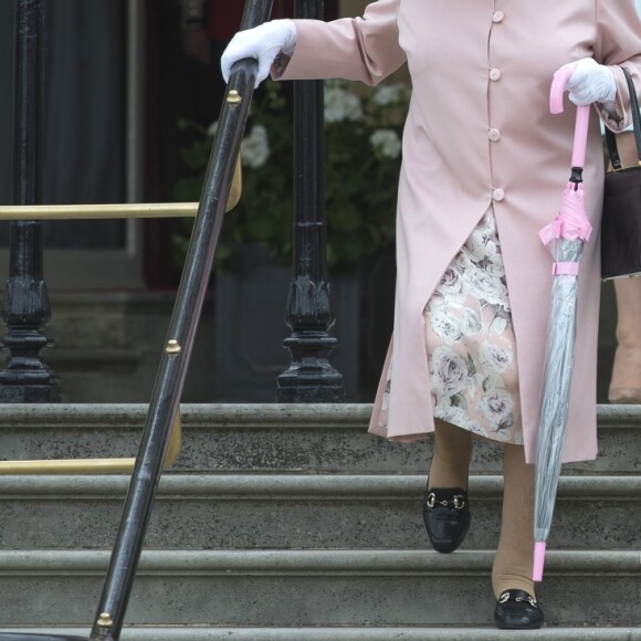 La reine Elizabeth II lors de la première garden party de 2017 organisée dans les jardins du palais de Buckingham, le 16 mai 2017 à Londres.