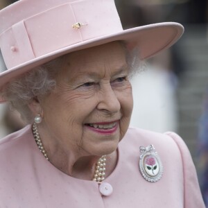 La reine Elizabeth II lors de la première garden party de 2017 organisée dans les jardins du palais de Buckingham, le 16 mai 2017 à Londres.
