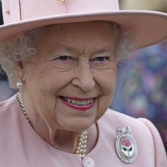 La reine Elizabeth II lors de la première garden party de 2017 organisée dans les jardins du palais de Buckingham, le 16 mai 2017 à Londres.