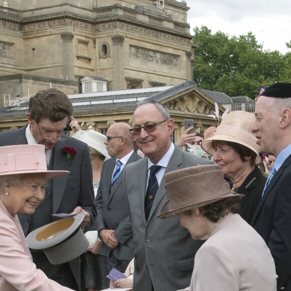 La reine Elizabeth II lors de la première garden party de 2017 organisée dans les jardins du palais de Buckingham, le 16 mai 2017 à Londres.