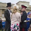 Le prince William, duc de Cambridge, parle avec des invités lors de la première garden party de 2017 dans les jardins du palais de Buckingham, le 16 mai 2017 à Londres.