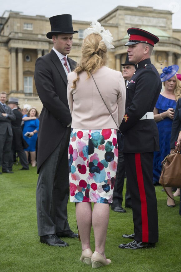 Le prince William, duc de Cambridge, parle avec des invités lors de la première garden party de 2017 dans les jardins du palais de Buckingham, le 16 mai 2017 à Londres.