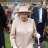 La reine Elizabeth II lors de la première garden party de 2017 organisée dans les jardins du palais de Buckingham, le 16 mai 2017 à Londres.