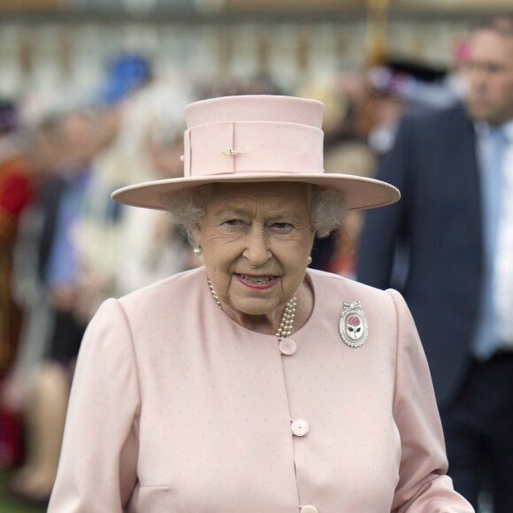 La reine Elizabeth II lors de la première garden party de 2017 organisée dans les jardins du palais de Buckingham, le 16 mai 2017 à Londres.