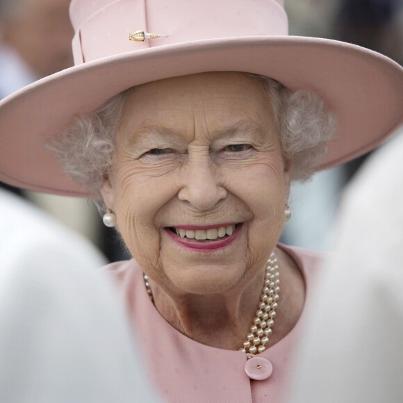 La reine Elizabeth II lors de la première garden party de 2017 organisée dans les jardins du palais de Buckingham, le 16 mai 2017 à Londres.