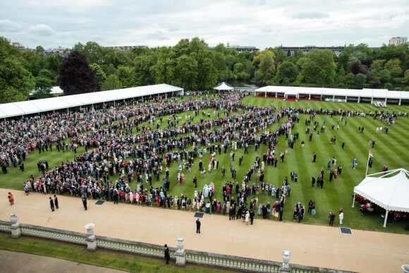 Vue aérienne de la première garden party de 2017 dans les jardins du palais de Buckingham, le 16 mai 2017 à Londres.