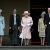 Kate Middleton, duchesse de Cambridge, le prince William, la reine Elizabeth II, la princesse Anne, le prince Philip et la princesse Beatrice d'York sur le perron lors de la première garden party de 2017 dans les jardins du palais de Buckingham, le 16 mai 2017 à Londres.