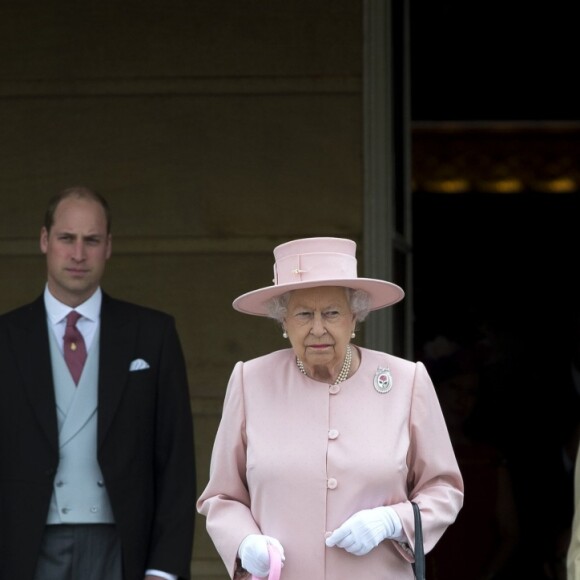 Kate Middleton, duchesse de Cambridge, le prince William, la reine Elizabeth II, la princesse Anne, le prince Philip et la princesse Beatrice d'York sur le perron lors de la première garden party de 2017 dans les jardins du palais de Buckingham, le 16 mai 2017 à Londres.