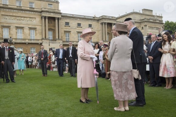 La reine Elizabeth II lors de la première garden party de 2017 dans les jardins du palais de Buckingham, le 16 mai 2017 à Londres.