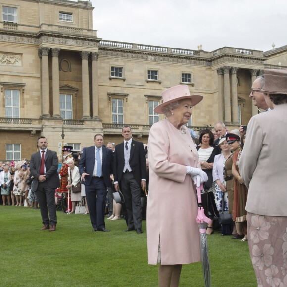 La reine Elizabeth II lors de la première garden party de 2017 dans les jardins du palais de Buckingham, le 16 mai 2017 à Londres.