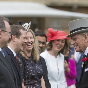 Le prince Philip, duc d'Edimbourg - La famille royale lors d'une garden party au château de Buckingham à Londres, le 16 mai 2017.  The Duke of Edinburgh talks to guests during a garden party at Buckingham Palace in London.16/05/2017 - Londres