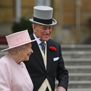 La reine Elisabeth II d'Angleterre et le prince Philip, duc d'Edimbourg - La famille royale lors d'une garden party au château de Buckingham à Londres, le 16 mai 2017.  Queen Elizabeth II and the Duke of Edinburgh talk to guests during a garden party at Buckingham Palace in London.16/05/2017 - Londres