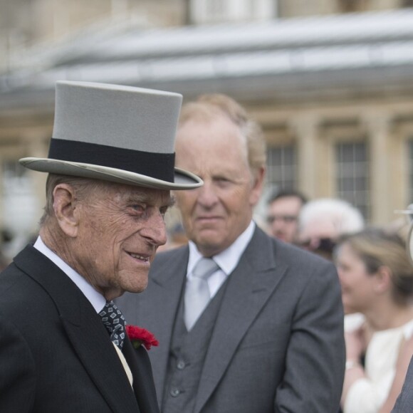 Le prince Philip, duc d'Edimbourg - La famille royale lors d'une garden party au château de Buckingham à Londres, le 16 mai 2017.  The Duke of Edinburgh talks to guests during a garden party at Buckingham Palace in London.16/05/2017 - Londres