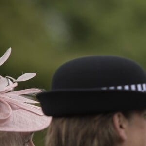 Kate Middleton, duchesse de Cambridge, discute avec des invités lors de la première garden party de 2017 dans les jardins du palais de Buckingham, le 16 mai 2017 à Londres.