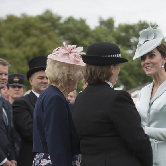 Kate Middleton, duchesse de Cambridge, discute avec des invités lors de la première garden party de 2017 dans les jardins du palais de Buckingham, le 16 mai 2017 à Londres.