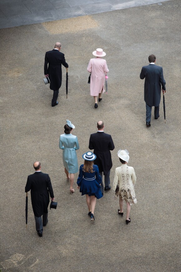 Kate Middleton, le prince William, la reine Elizabeth II, la princesse Anne, le prince Philip et la princesse Beatrice d'York lors de la première garden party de 2017 dans les jardins du palais de Buckingham, le 16 mai 2017 à Londres.
