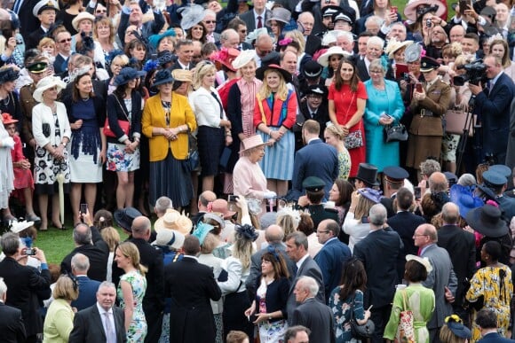 La reine Elizabeth II au milieu de ses invités lors de la première garden party de 2017 dans les jardins du palais de Buckingham, le 16 mai 2017 à Londres.