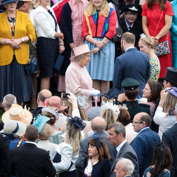La reine Elizabeth II au milieu de ses invités lors de la première garden party de 2017 dans les jardins du palais de Buckingham, le 16 mai 2017 à Londres.