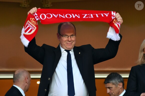 Le prince Albert II de Monaco très heureux lors de la victoire (2-0, contre l'AS Saint-Etienne) et du sacre de l'AS Monaco, sacré champion de France le 17 mai 2017 au Stade Louis-II © Bruno Bebert/Bestimage