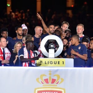 Le prince Albert II de Monaco et Dmitri Rybolovlev ont pu fêter avec les joueurs de l'AS Monaco le titre et le trophée de champion de France décerné au terme de la victoire (2-0, contre l'AS Saint-Etienne) le 17 mai 2017 au Stade Louis-II © Bruno Bebert/Bestimage