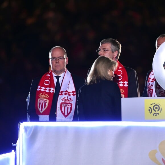 Le prince Albert II de Monaco et Dmitri Rybolovlev ont pu fêter avec les joueurs de l'AS Monaco le titre et le trophée de champion de France décerné au terme de la victoire (2-0, contre l'AS Saint-Etienne) le 17 mai 2017 au Stade Louis-II © Bruno Bebert/Bestimage