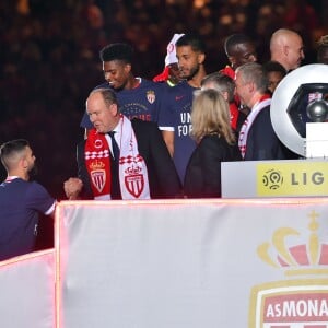 Le prince Albert II de Monaco et Dmitri Rybolovlev ont pu fêter avec les joueurs de l'AS Monaco le titre et le trophée de champion de France décerné au terme de la victoire (2-0, contre l'AS Saint-Etienne) le 17 mai 2017 au Stade Louis-II © Bruno Bebert/Bestimage