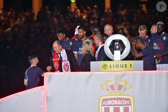 Le prince Albert II de Monaco et Dmitri Rybolovlev ont pu fêter avec les joueurs de l'AS Monaco le titre et le trophée de champion de France décerné au terme de la victoire (2-0, contre l'AS Saint-Etienne) le 17 mai 2017 au Stade Louis-II © Bruno Bebert/Bestimage