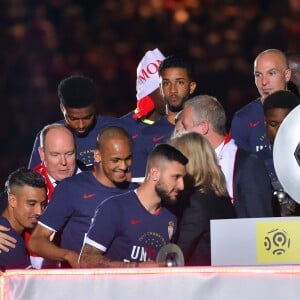 Le prince Albert II de Monaco et Dmitri Rybolovlev ont pu fêter avec les joueurs de l'AS Monaco le titre et le trophée de champion de France décerné au terme de la victoire (2-0, contre l'AS Saint-Etienne) le 17 mai 2017 au Stade Louis-II © Bruno Bebert/Bestimage