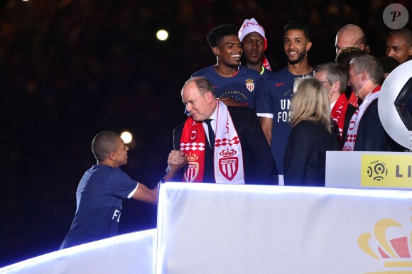 Le prince Albert II de Monaco et Dmitri Rybolovlev ont pu fêter avec les joueurs de l'AS Monaco le titre et le trophée de champion de France décerné au terme de la victoire (2-0, contre l'AS Saint-Etienne) le 17 mai 2017 au Stade Louis-II © Bruno Bebert/Bestimage