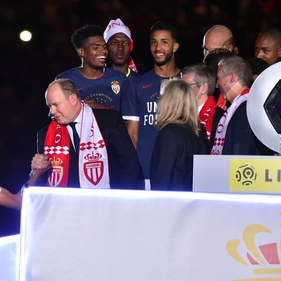 Le prince Albert II de Monaco et Dmitri Rybolovlev ont pu fêter avec les joueurs de l'AS Monaco le titre et le trophée de champion de France décerné au terme de la victoire (2-0, contre l'AS Saint-Etienne) le 17 mai 2017 au Stade Louis-II © Bruno Bebert/Bestimage